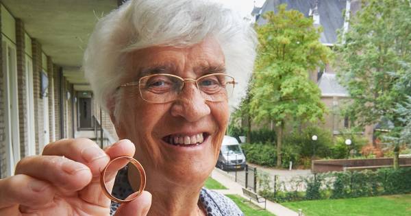 Trouwring duikt na 90 jaar ongeschonden op uit de grond: 'Fantastisch, dit is heel speciaal' - AD.nl