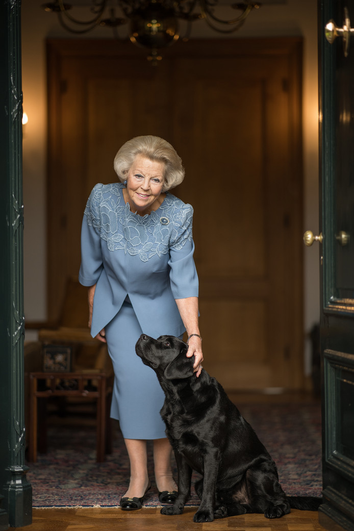 Prinses Beatrix met haar hond.