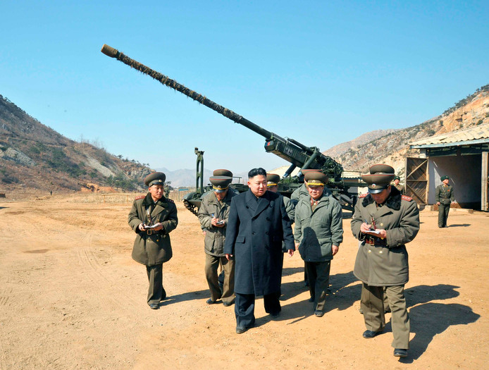 Kim Jong-un inspecteert geschut dat gericht staat op zuid-Korea (archieffoto).