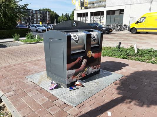 Sommige mensen plaatsen afvalzakken naast de container of laten er andere troep achter.