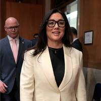 Ze bewierookte Trump in Noord-Koreaanse stijl. Door schandalen stapt ze nu toch op als minister