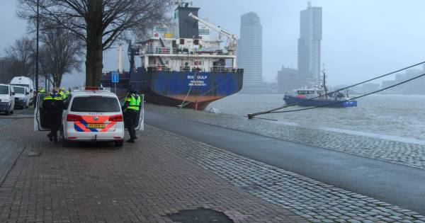 Man (38) met steekwond uit het water bij de Parkkade in Rotterdam gered, zoektocht naar nog een inzittende.