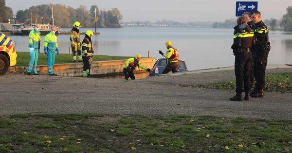 Auto te water in Maasbommel, bestuurster door politie uit voertuig gehaald.