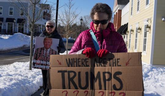 Historisch verhoor Bill Clinton leidt tot woede in zijn woonplaats: ‘Wáár is Donald Trump?’