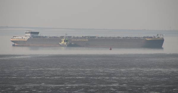 Binnenvaarttanker vastgelopen op Oosterschelde ter hoogte van Stavenisse