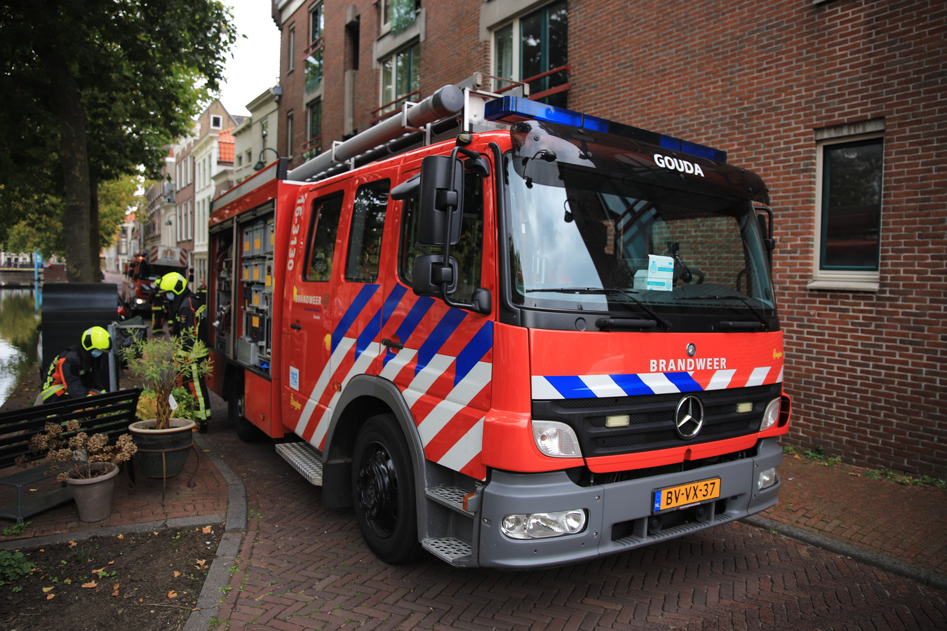 Brandweer blust brand in Gouda | Foto | AD.nl