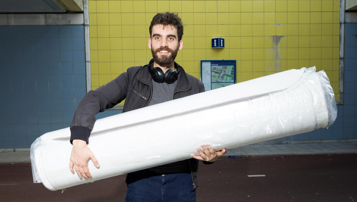 Onwijs Metrostation Bullewijk is halte Ikea: zwaarbepakt de metro in RF-05