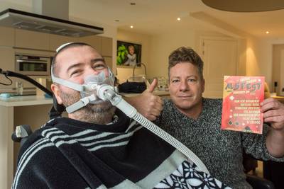 Remko Hofs (45) uit Budel-Dorplein kan door ALS alleen nog met zijn ogen spreken