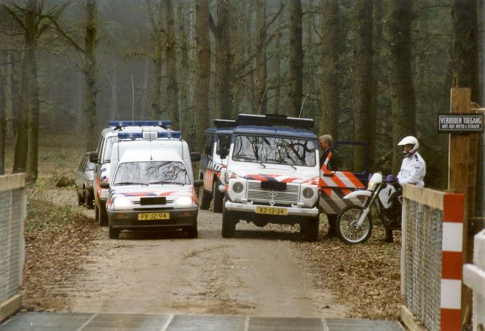 Politie en marechaussee wachten actievoerders van Faunabescherming op om te voorkomen dat die de koninklijke jacht verstoren.