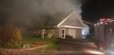 Grote woningbrand in Ooij, flinke rookwolken in omgeving