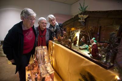 Deze vrouwen laten in Doesburg zien hoe gek ze zijn op kerststallen: 75 stuks op een rij