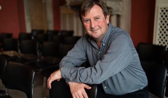 Filosoof Julian Baggini wil ons beter leren denken: ‘Zeer slimme mensen denken soms zeer slecht na’