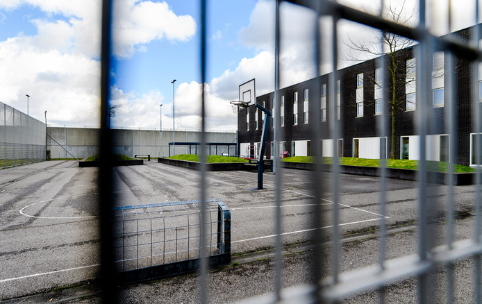 Het detentiecentrum in Rotterdam heeft last van agressieve, manipulatieve mannen.