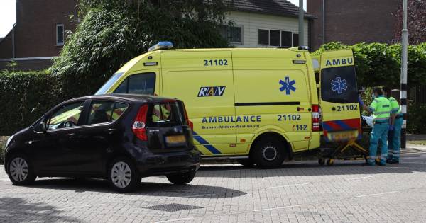 Fietsster na botsing met auto in Boxtel met onbekend letsel naar ziekenhuis.