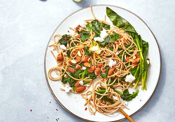 Deze pasta met spinazie, amandelen en feta is lekker én light
