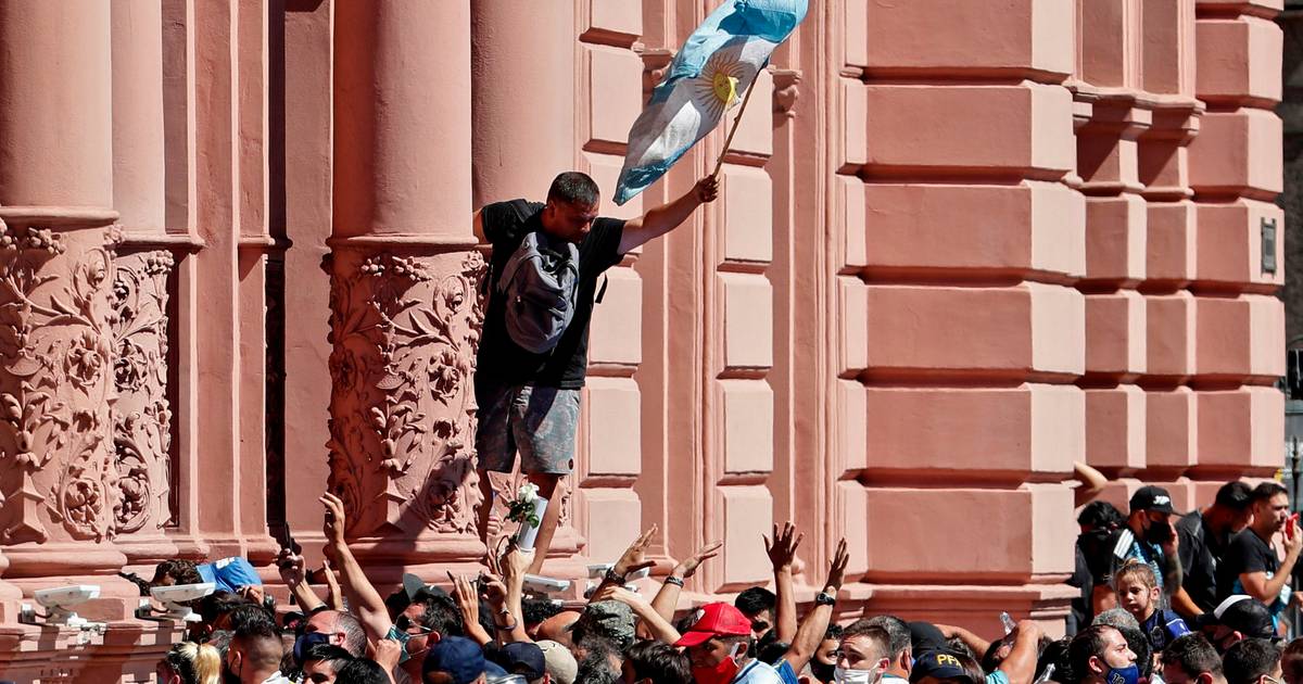 Nog één keer huilt, klapt en zingt Argentinië voor Maradona - De Gelderlander