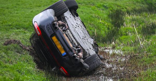 Porsche op de kop in sloot in Oijen | Oss eo - BD.nl