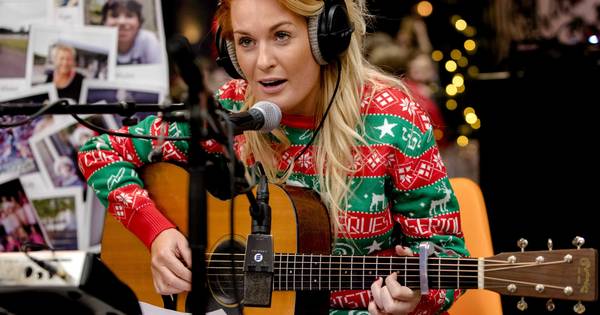 Video | Ouders Tijn huilen van dankbaarheid door lied Sanne Hans - De Stentor