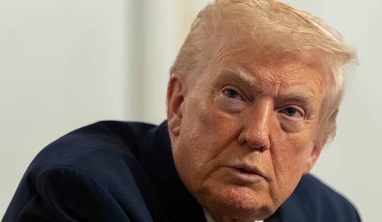 Trump verklaart Biden-documenten ondertekend met autopen ‘nietig’ • Alle asielaanvragen opgeschort na aanval op Nationale Garde