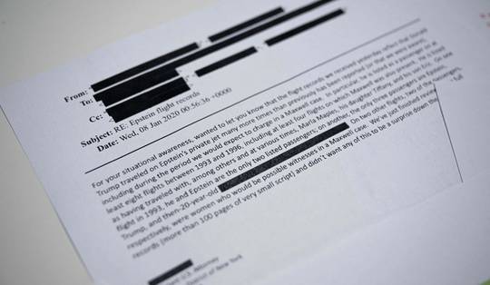 Epstein-dossiers werden slordig anoniem gemaakt: zwarte balken over gevoelige informatie eenvoudig weg te halen