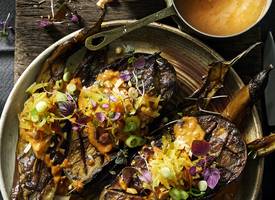 Hoisin-aubergines met pikante pindasaus