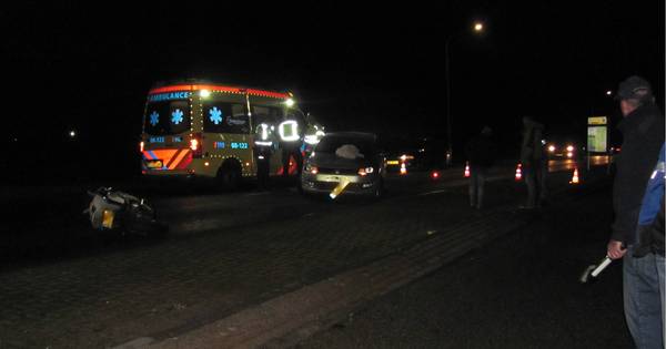 Auto en motorrijder botsen in Velddriel: twee gewonden - BD.nl