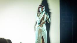 Silke danst met schaduw van zichzelf