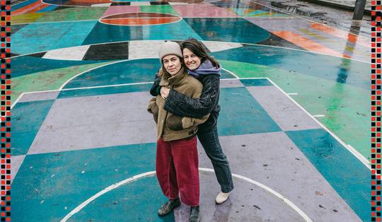 ‘Omdat ze alleen op vrouwen viel, wilde ik haar beschermen’: Katrien en Karen werden verliefd op elkaar terwijl ze een gezin hadden
