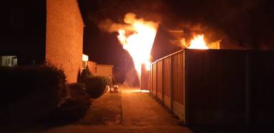 Vlammenzee in schuur in Enschede, mogelijk door vuurwerk