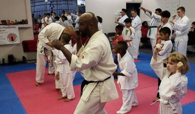 Man wil vrouw ontvoeren en achtervolgt haar tot in karatestudio