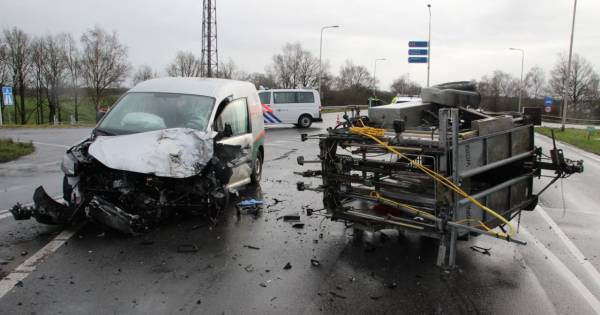 Ravage op oprit A1 bij Holten na ongeval, verkeer wordt omgeleid.