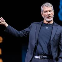 Nu de bitcoin wankelt, rijst de vraag of de heldenstatus van Michael Saylor standhoudt