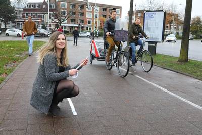 Ducttape-actie geslaagd: Keizer Karelplein krijgt nieuwe lijnen op fietspad