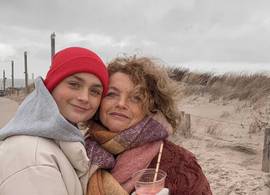 De 17-jarige dochter van Juliette (52) kreeg botkanker