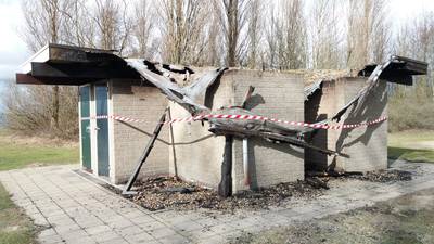 Voor de tweede keer brand in toiletgebouw aan de Grevelingendam; recreanten zijn de dupe