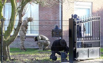 Inval politie bij woning in Velddriel, gemaskerde mensen van Defensie doorzoeken hele terrein