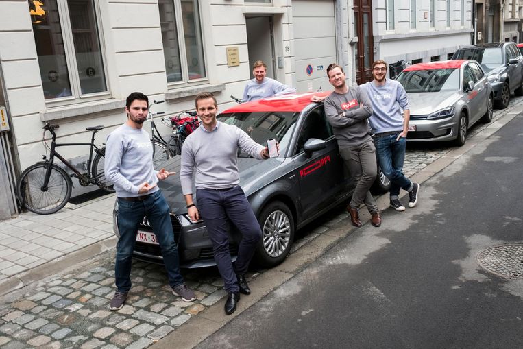 De auto's staan al in de straat opgesteld, vanaf maandag is de app beschikbaar.
