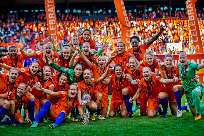 Oranje Leeuwinnen gaan uit hun dak tijdens afterparty in ...