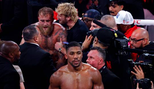 Jake Paul tijdens gehypete bokskamp neergehaald door Anthony Joshua: ‘Mijn kaak is gebroken, maar ik kom terug’