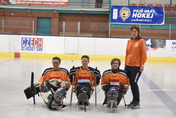 Het Nederlandse vrouwenteam para ijshockey met in het midden Tamara van Laarhoven uit Tilburg.