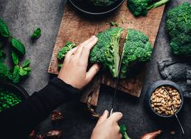 Geen zin in een aanrecht vol broccoli-kruimels? Met dít trucje voorkom je dat
