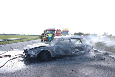 Bestuurster en hond op tijd uit brandende auto bij botsing op A15; file richting Nijmegen