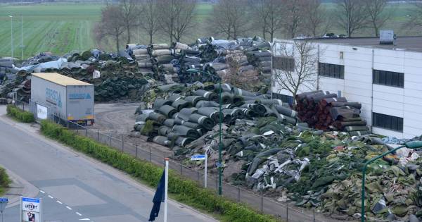 Tuf Recycling maakt in elk beginnetje met weghalen van illegaal gedumpte grasmatten in Velddriel - B