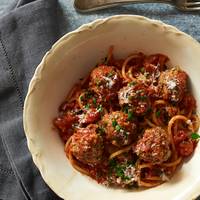 Spaghetti met gehaktballetjes in tomatensaus tot chaikoekjes: dit is ons weekmenu