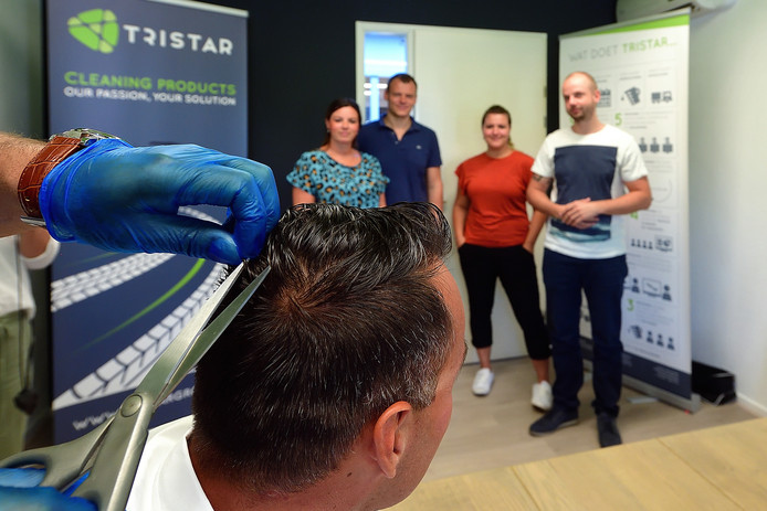 Om te kunnen bewijzen dat mensen niet hebben gerookt en gedronken, wordt er een haartest gedaan door een laboratorium