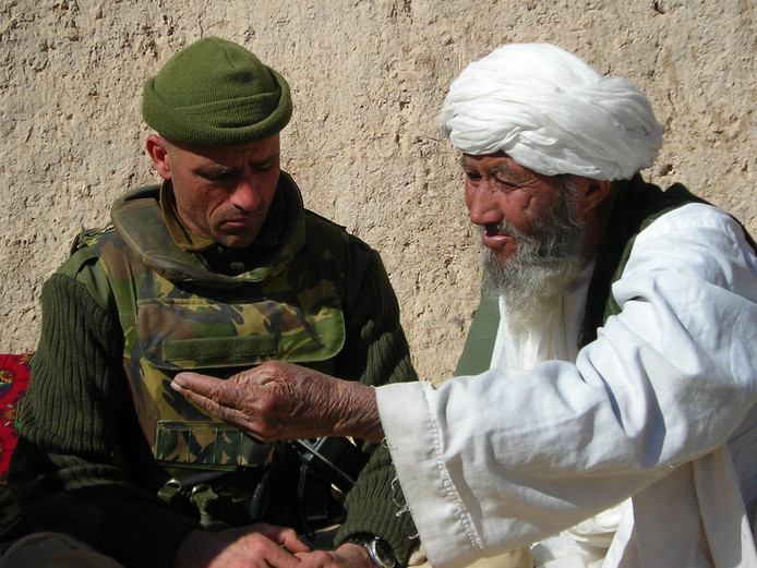 Nikko Norte in gesprek met een Afghaan.