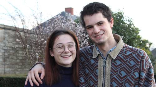 Eerste Tinderdate Yasna en Loic (21) eindigt in ziekenhuis: “Ik ontfermde me meteen om haar, en bracht al een bloemetje”