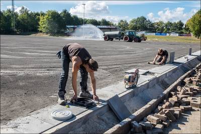 ‘Waterbassin onder kunstgrasveld oplossing tegen extreme droogte in oosten’