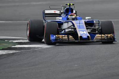 Wehrlein mist bocht en gaat hard de vangrail in
