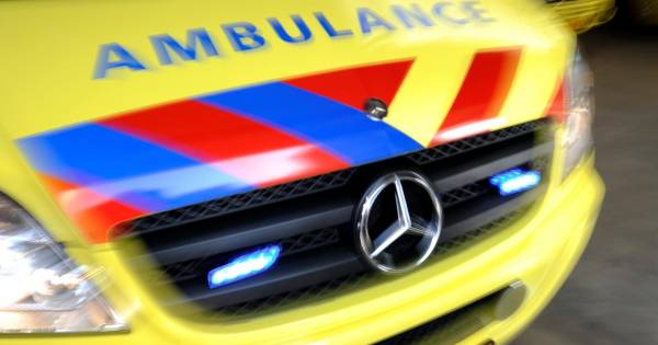 Motor tikt wachtende fietsster aan bij Wehl
